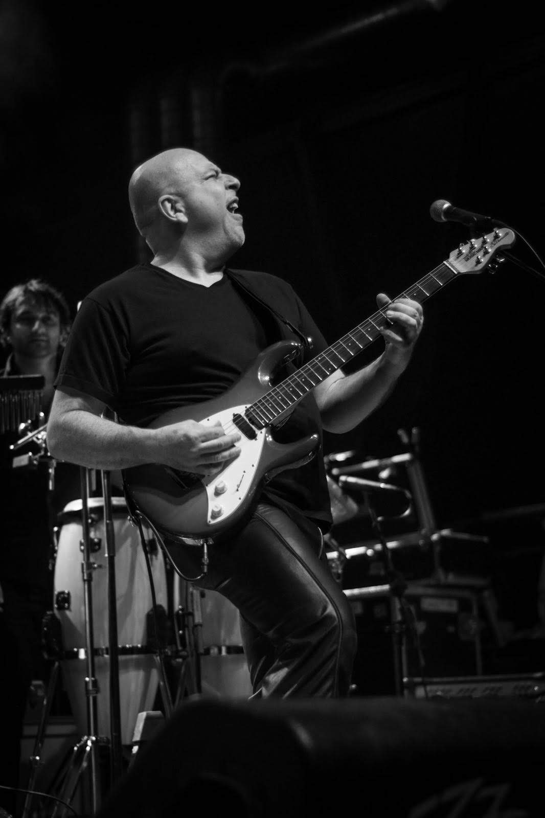 Claudio Galloni sul palco alla chitarra elettrica